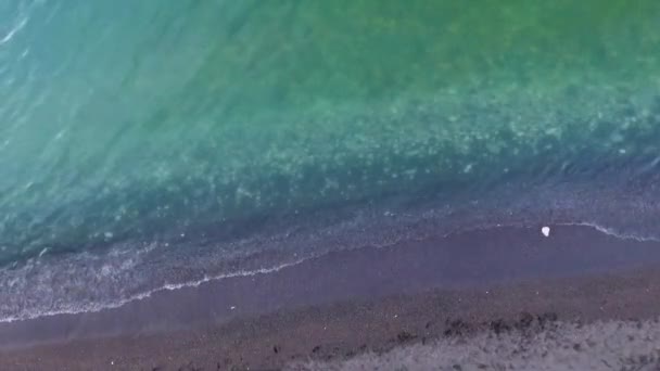 Aerial Birds Eye View Looking Sea Waves Crashing Green Blue — Stock Video