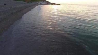 Sahilde güzel bir yaz günbatımı çekimi. İHA görüntülerinde gün batımı, İHA görüntüleri 4k  