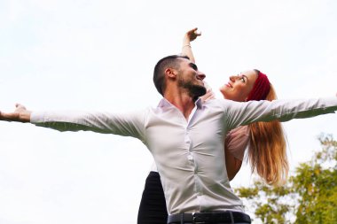 Heyecanlı ve eğlenceli iki insan gökyüzüne bakıp göz ucuyla sarılır ve şık kıyafetler giyer. Mutlu çift sırtına biniyor. 