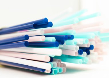 Parti için saman dolu plastik içme arka planı, renkli ve parlak plastik pipetlerin fotokopi alanı ile kapatılması. 