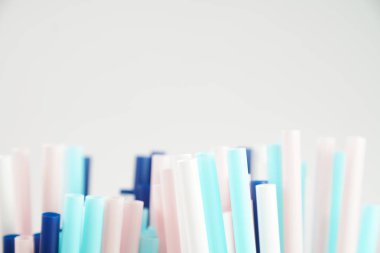 Parti için saman dolu plastik içme arka planı, renkli ve parlak plastik pipetlerin fotokopi alanı ile kapatılması. 