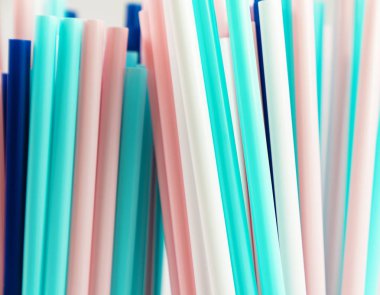 Parti için saman dolu plastik içme arka planı, renkli ve parlak plastik pipetlerin fotokopi alanı ile kapatılması. 