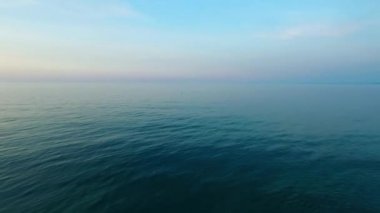 Sahilde güzel bir yaz günbatımı çekimi. İHA görüntülerinde gün batımı, İHA görüntüleri 4k  