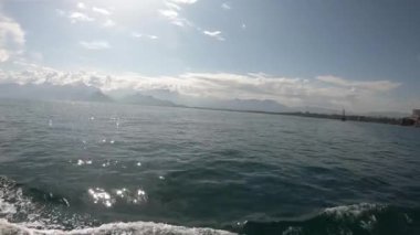 Güzel, derin, mavi Akdeniz suyu. Okyanus dalgaları. Avrupa 'da gemi seyahati. Çevresel ve derin mavi denizli doğa. Gökyüzünün yansıması ve su dalgalanmaları