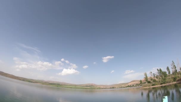 Blick Auf Grüne Wiesen Und Den See Blauer Himmel Und — Stockvideo