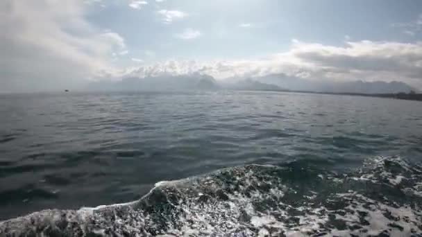 Laut Mediterania Biru Tua Yang Indah Gelombang Laut Kapal Pesiar — Stok Video