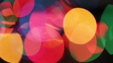 Yeni yıl ışıkları konseptiyle birlikte müzik ışığında bulanık ışık abstrac arkaplan. Kırmızı hareketli parti ışıkları Noel ışıkları 