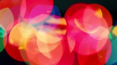 Yeni yıl ışıkları konseptiyle birlikte müzik ışığında bulanık ışık abstrac arkaplan. Kırmızı hareketli parti ışıkları Noel ışıkları 