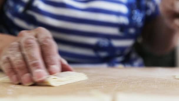 Frauenhände Machen Türkische Ravioli Auf Dem Tisch Teller Mit Traditioneller — Stockvideo