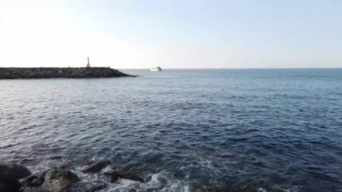 Balıkçı, küçük balıkçı teknesinde dalgalarda yuvarlanan uzun sopayla suyu yener. Trabzon hindisi 