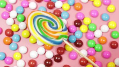 Siyah desenli arka planda lolipop kalp. Üst Manzara. Düz yatıyordu. Mesaj için yer. Sevgililer Günü  