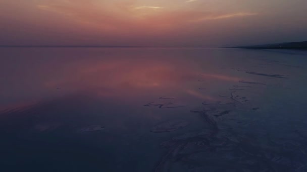 土耳其盐湖畔的日落 阳光反射在被水和云彩覆盖的盐滩上 — 图库视频影像