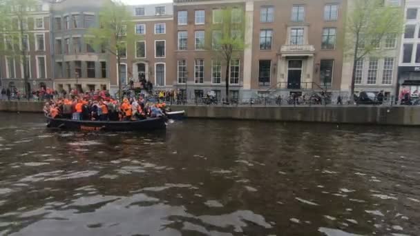 Amsterdão Maio 2018 Nativos Cidade Celebram Dia Rei Nos Canais — Vídeo de Stock