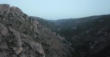 Vadi ve dağlar, İHA görüntüleri 4K. Hindi Dağı Geçidi. Güneşli Türkiye 'deki dağların insansız hava aracı çekimi 