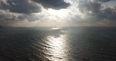 Sahilde güzel bir yaz günbatımı çekimi. İHA görüntülerinde gün batımı, İHA görüntüleri 4k 