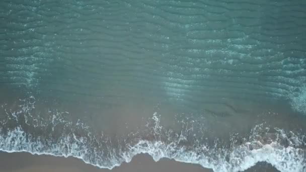 Вид Повітряних Птахів Дивиться Вниз Морські Хвилі Падають Зелене Синє — стокове відео