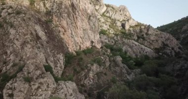 Vadi ve dağlar, İHA görüntüleri 4K. Hindi Dağı Geçidi. Güneşli Türkiye 'deki dağların insansız hava aracı çekimi 