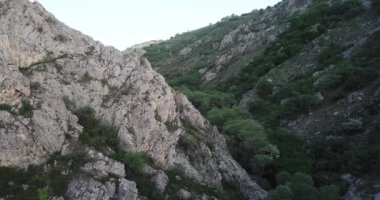 Vadi ve dağlar, İHA görüntüleri 4K. Hindi Dağı Geçidi. Güneşli Türkiye 'deki dağların insansız hava aracı çekimi 