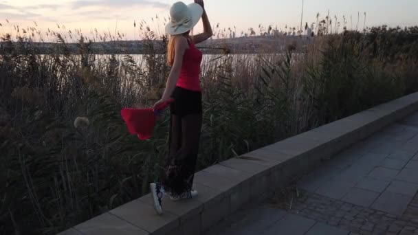Γυναίκα Καπέλο Που Απολαμβάνει Τον Ήλιο Λάμψη Του Καλοκαιρινού Ήλιου — Αρχείο Βίντεο
