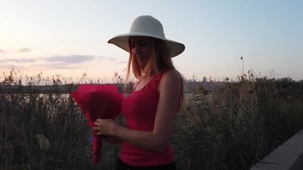 Mulher Chapéu Que Gosta Sol Brilho Sol Verão Nas Mãos — Vídeo de Stock