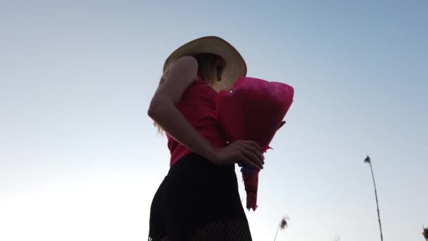 Mulher Chapéu Que Gosta Sol Brilho Sol Verão Nas Mãos — Vídeo de Stock