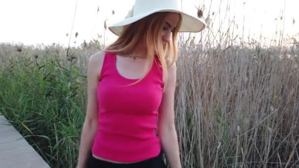 Mujer Sombrero Disfrutando Del Sol Deslumbramiento Del Sol Verano Las — Vídeo de stock