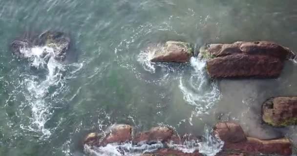 Воздушный Вид Вершину Волны Разбивается Скалы Голубом Океане Морские Волны — стоковое видео