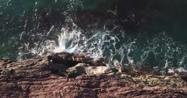 Vista Aérea Superior Las Olas Rompen Las Rocas Océano Azul — Vídeos de Stock