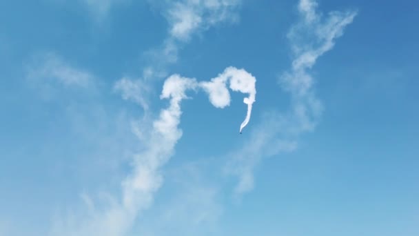 Klasik Çift Kanatlı Uçak Duman Izleriyle Takla Atar Uçak Gösterisi — Stok video