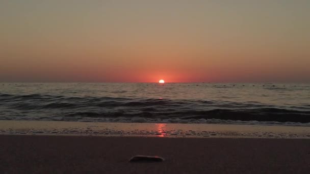 日落时海浪缓缓地拍岸 日落时的海浪特写 水面上有红色和橙色的阳光反射 — 图库视频影像