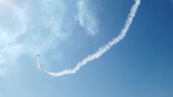 Vintage Biplane Dělá Smyčku Kouřovými Stopami Letecká Přehlídka — Stock video