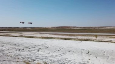 Klasik çift kanatlı uçak duman izleriyle takla atar. Uçak gösterisi 4k 