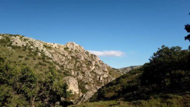 Orman ve dağ manzarası, gökyüzünden düşen bulutlar...