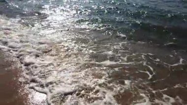 Dalgalar sahile vuruyor. tatil ve deniz