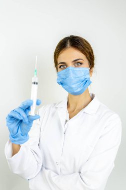Sıvı aşılarla dolu bir şırıngayı laboratuvarda tutan doktor ya da bilim adamı olan Covid-19 Corona virüsüne karşı kavramsal mücadele: hastalıklar, tıbbi bakım, bilim.   