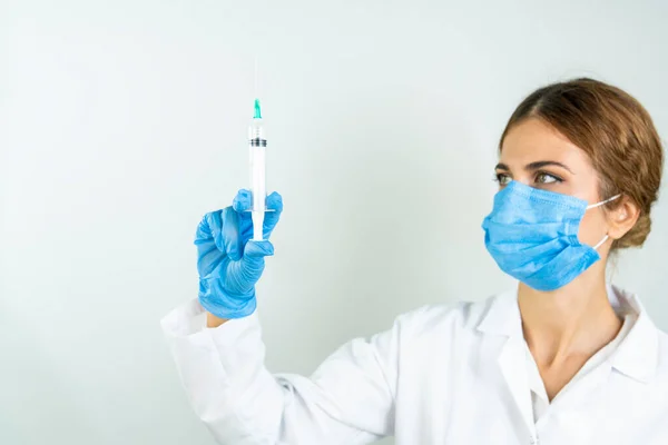 Sıvı Aşılarla Dolu Bir Şırıngayı Laboratuvarda Tutan Doktor Bilim Adamı — Stok fotoğraf