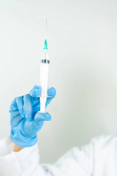 Sıvı Aşılarla Dolu Bir Şırıngayı Laboratuvarda Tutan Doktor Bilim Adamı — Stok fotoğraf
