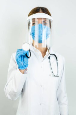 Steteskopu olan tıbbi geçmişi olan bir doktor. Doktor steteskopu elinde tutuyor.