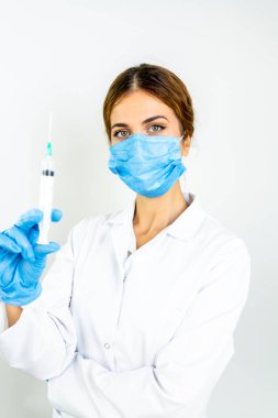 Sıvı aşılarla dolu bir şırıngayı laboratuvarda tutan doktor ya da bilim adamı olan Covid-19 Corona virüsüne karşı kavramsal mücadele: hastalıklar, tıbbi bakım, bilim