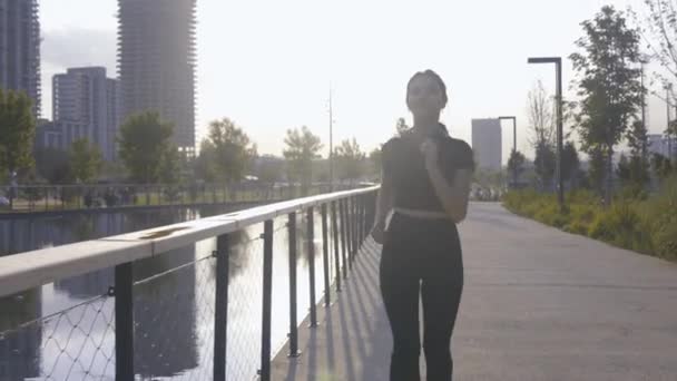 早上在城市公园里慢跑的美丽的阿拉伯女人 — 图库视频影像