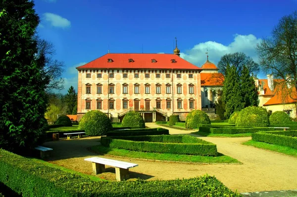 Castillo Libochovice con jardines de estilo francés . —  Fotos de Stock