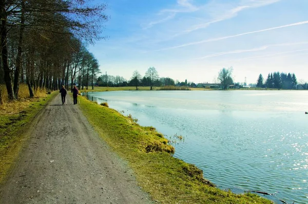 Ciclismo y senderismo alrededor del estanque Rosnicka —  Fotos de Stock