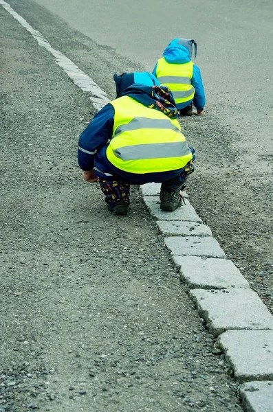 Dzieci w kamizelkach odblaskowych — Zdjęcie stockowe