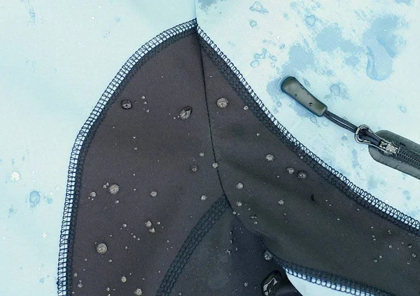 Detailansicht Softshell-Jacke mit Wassertropfen, Reißverschluss und Nähten. — Stockfoto