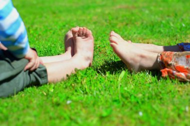 Çocuk çıplak ayak