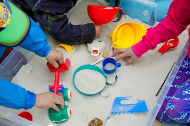 Çocuksu eller oynuyor..