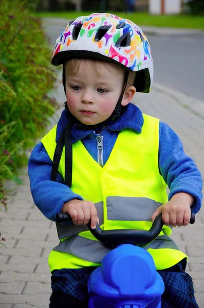 Chlapec kráčí na kole. — Stock fotografie