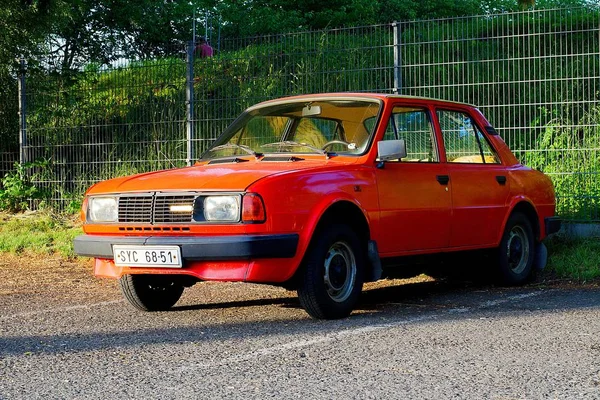 PKW skoda 105 auf einem Parkplatz. — Stockfoto