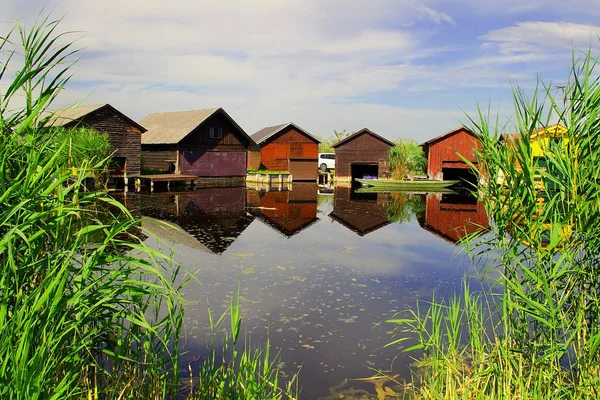 Cabanes de pêche sur le rivage — Photo