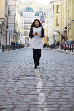 Cep telefonuyla mekanlarda güzel genç kadın. 